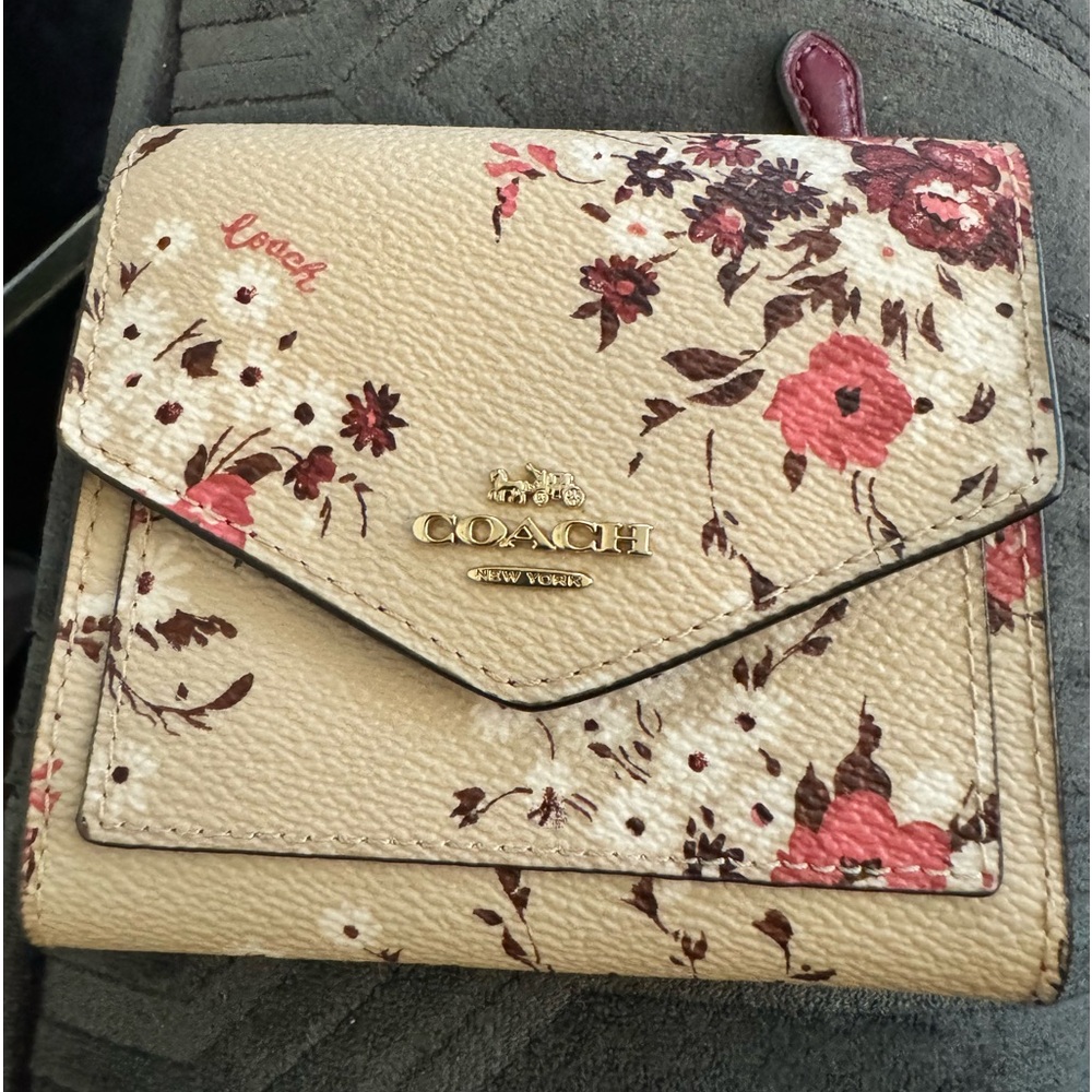 Small envelope style billfold floral print coach wallet